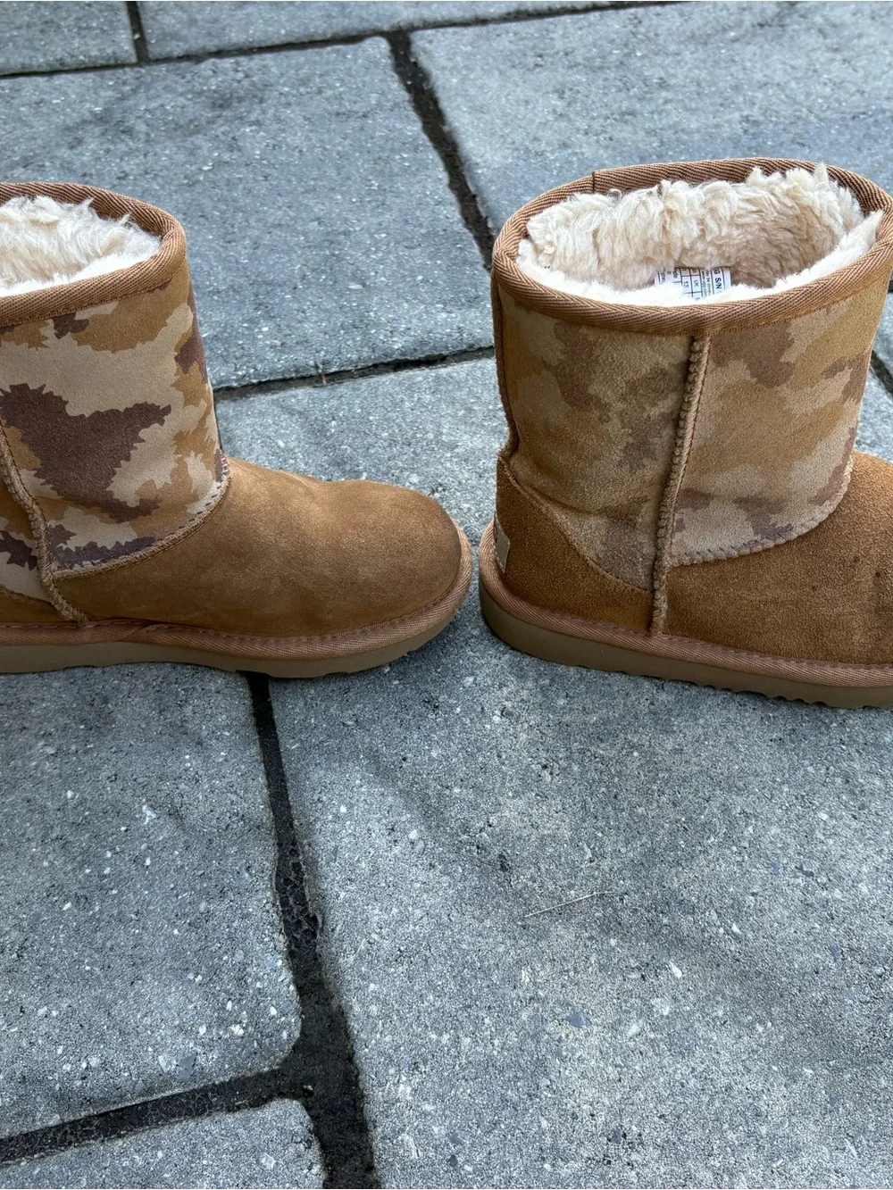 **Mismatched Pair!** Classic Short Jagged Camo UGG Kids size 13/1